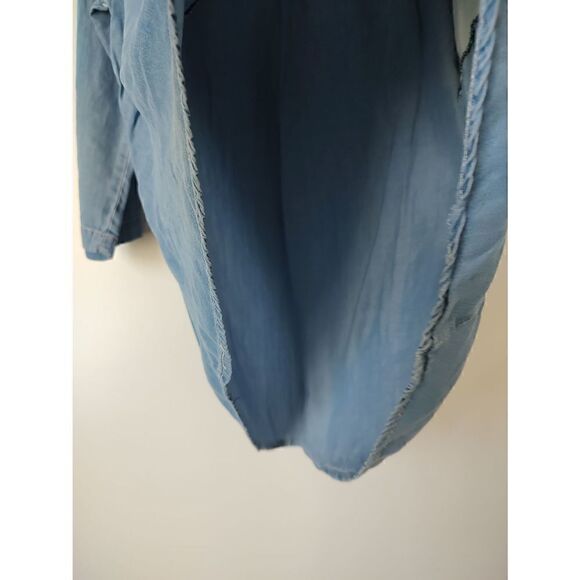 Hannah Women's Size Medium Light Wash Blue Denim V Neck Hi Lo Hem Blouse - Picture 5 of 11